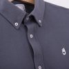 detalle-polo-camisa-gris